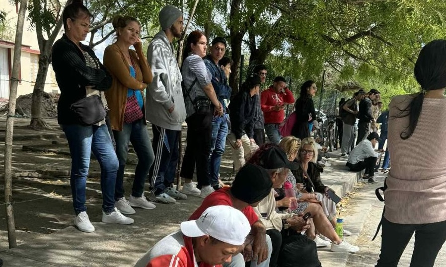 Decenas de jóvenes se congregan ante el tribunal de Holguín en apoyo a los creadores de El4tico