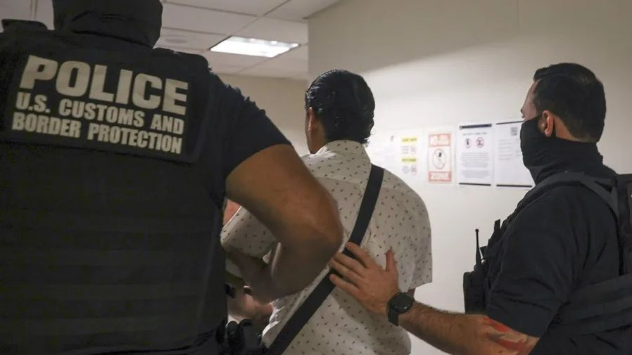 EE UU deportó a África a más de 500 migrantes de terceros países sin el debido proceso