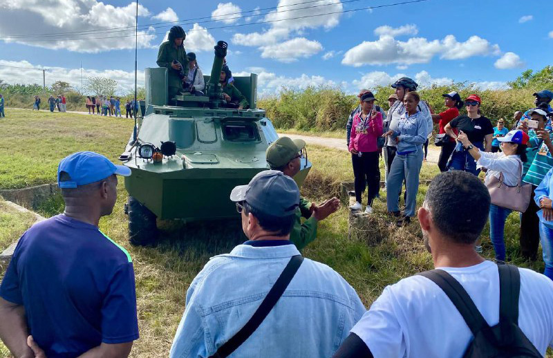 Cubanos Entrenan con Viejos Aviones de Guerra Soviéticos