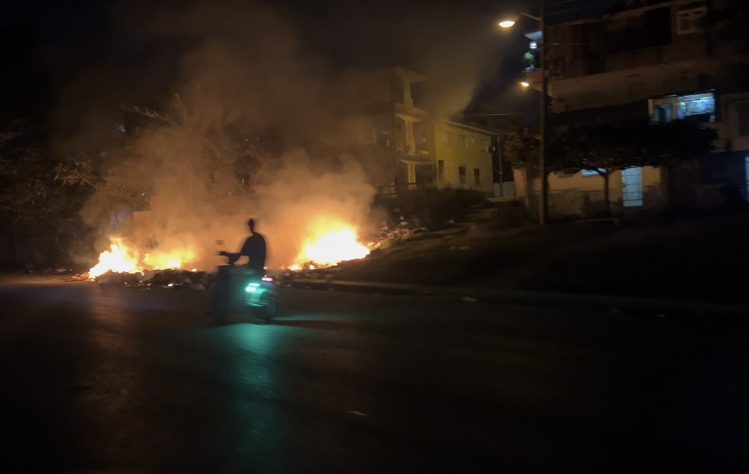 Queman la basura tanto los servicios municipales como los vecinos, y La Habana se cubre de humo tóxico