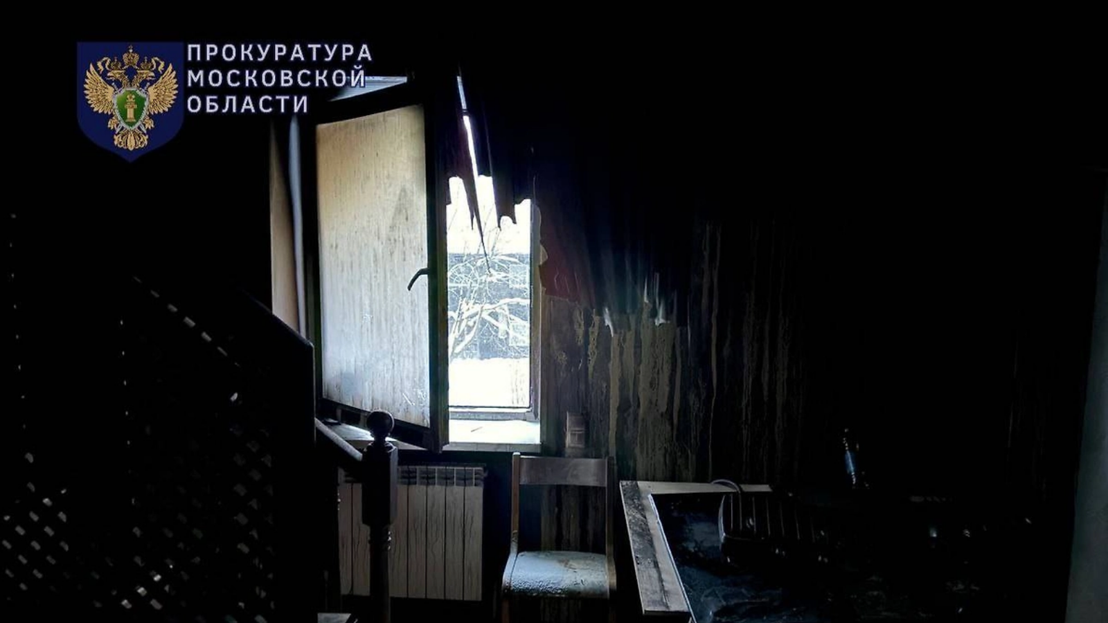 Zona quemada de la vivienda desde el interior.