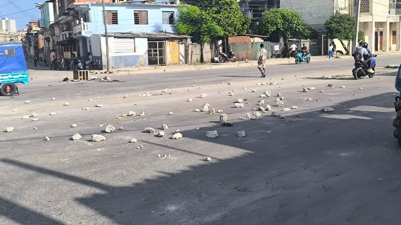 Vecinos de Luyanó bloquean una calle por la falta de agua