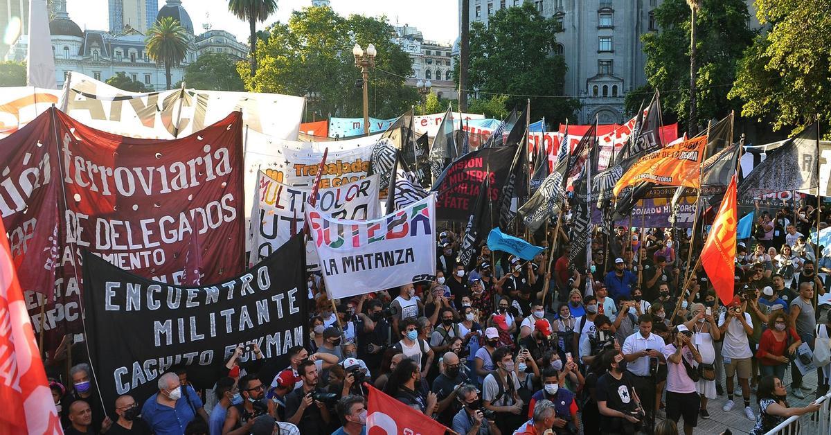 Partidos de izquierda marchan en Buenos Aires contra el acuerdo con el FMI