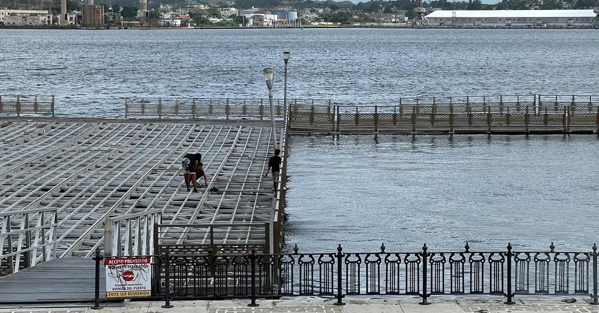 Desmantelan el muelle flotante de La Habana
