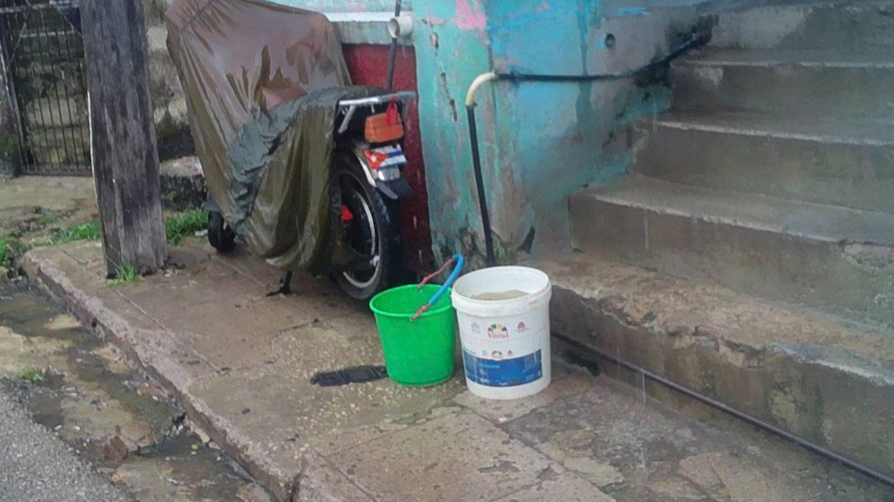 Lluvia para beber, agua contaminada para el día a día
