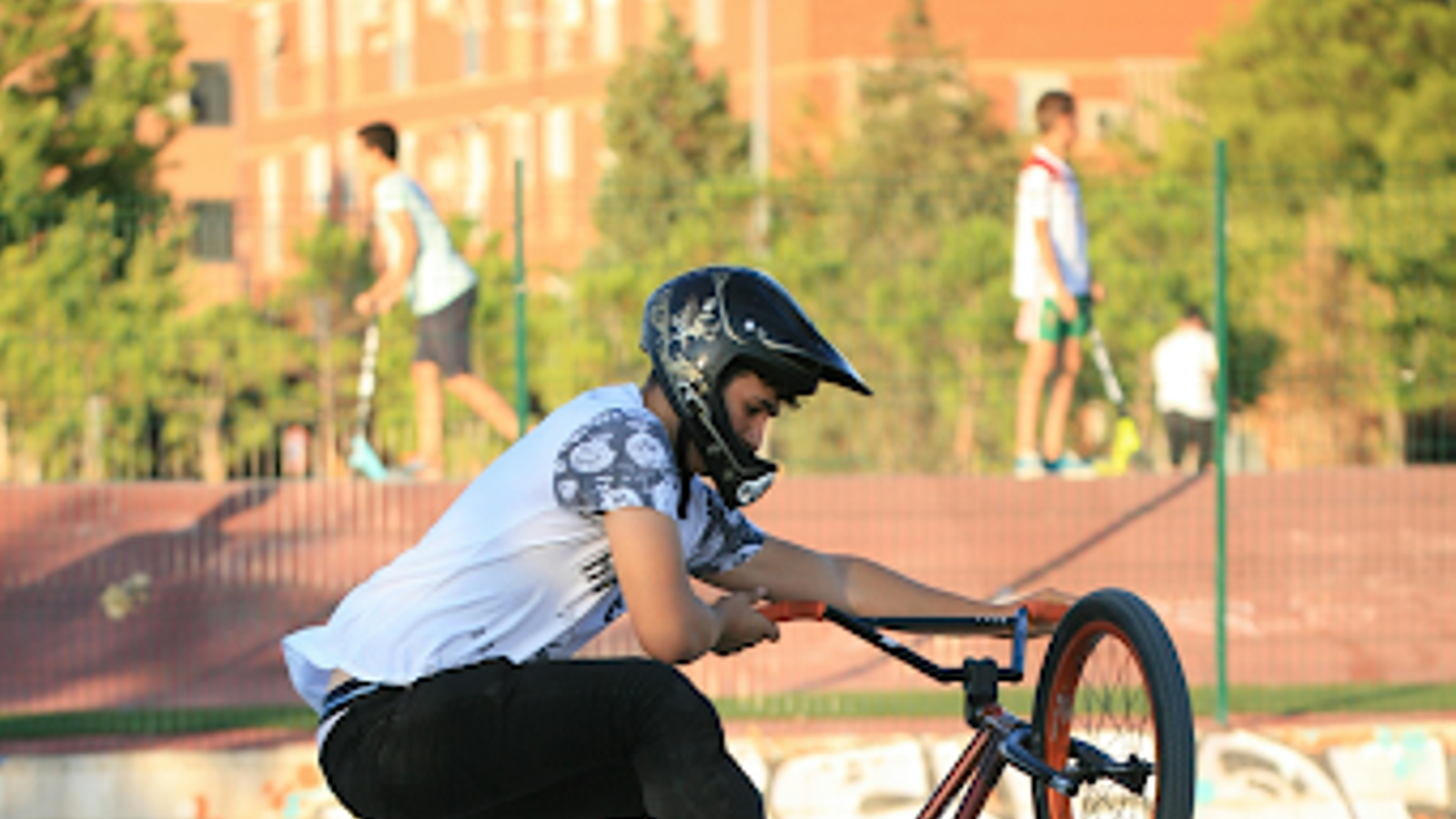 El BMX freestyle es practicado principalmente por hombres y mujeres menores de 30 años.