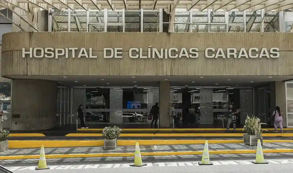 Rescatan con vida a un hombre tras 8 días atrapado y crece la ayuda mundial para Venezuela
