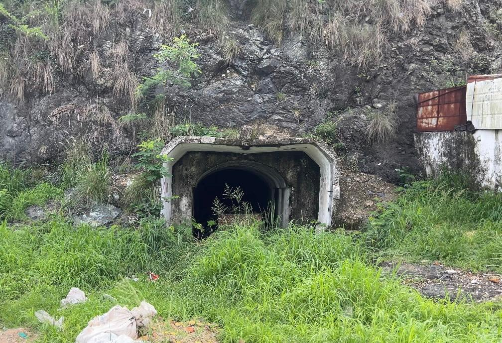 Los túneles de la “guerra de todo el pueblo”, derruidos y abandonados