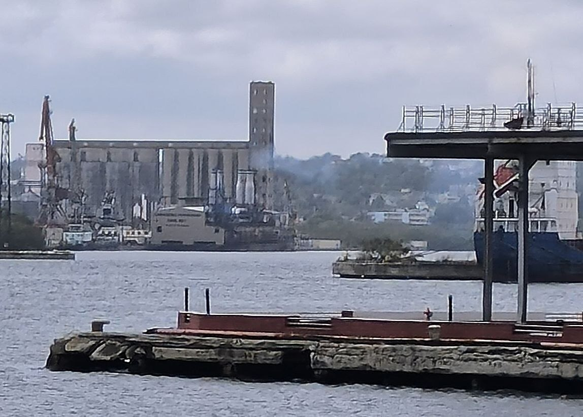 The shit out of Regla goes back to work, after the arrival of Russian oil