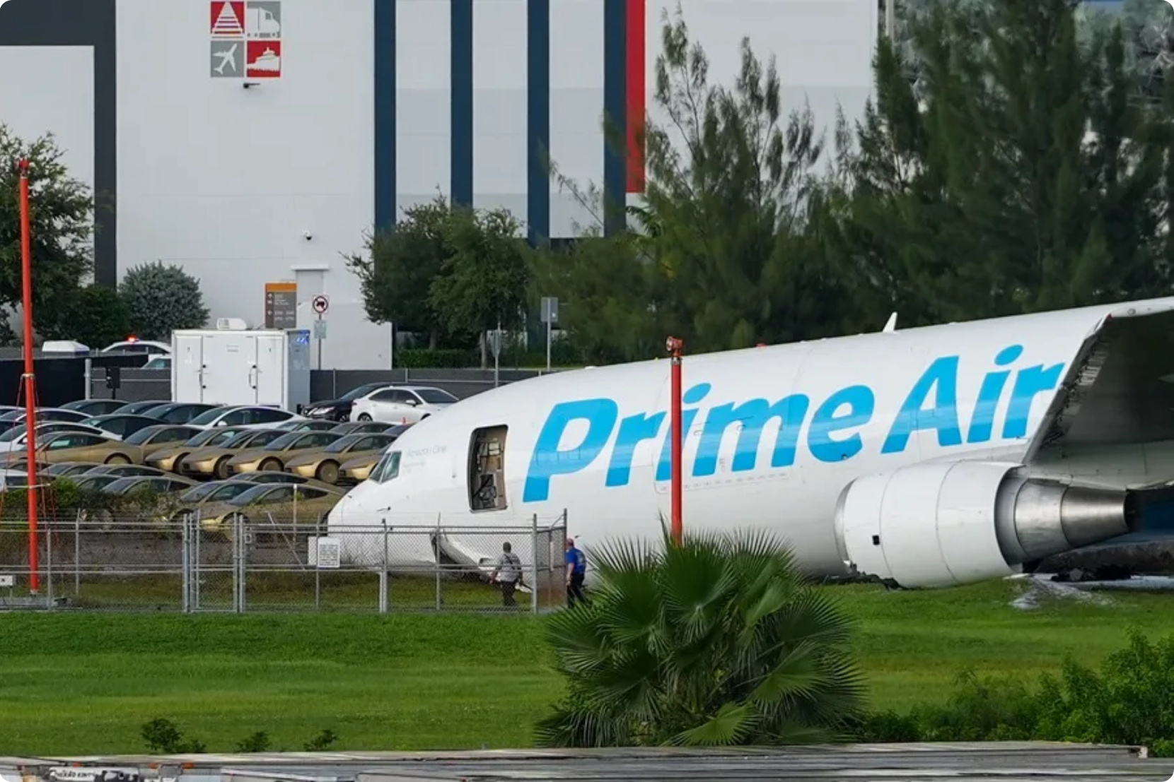 El avión de Amazon que se estrelló en Miami chocó con una furgoneta con siete pasajeros