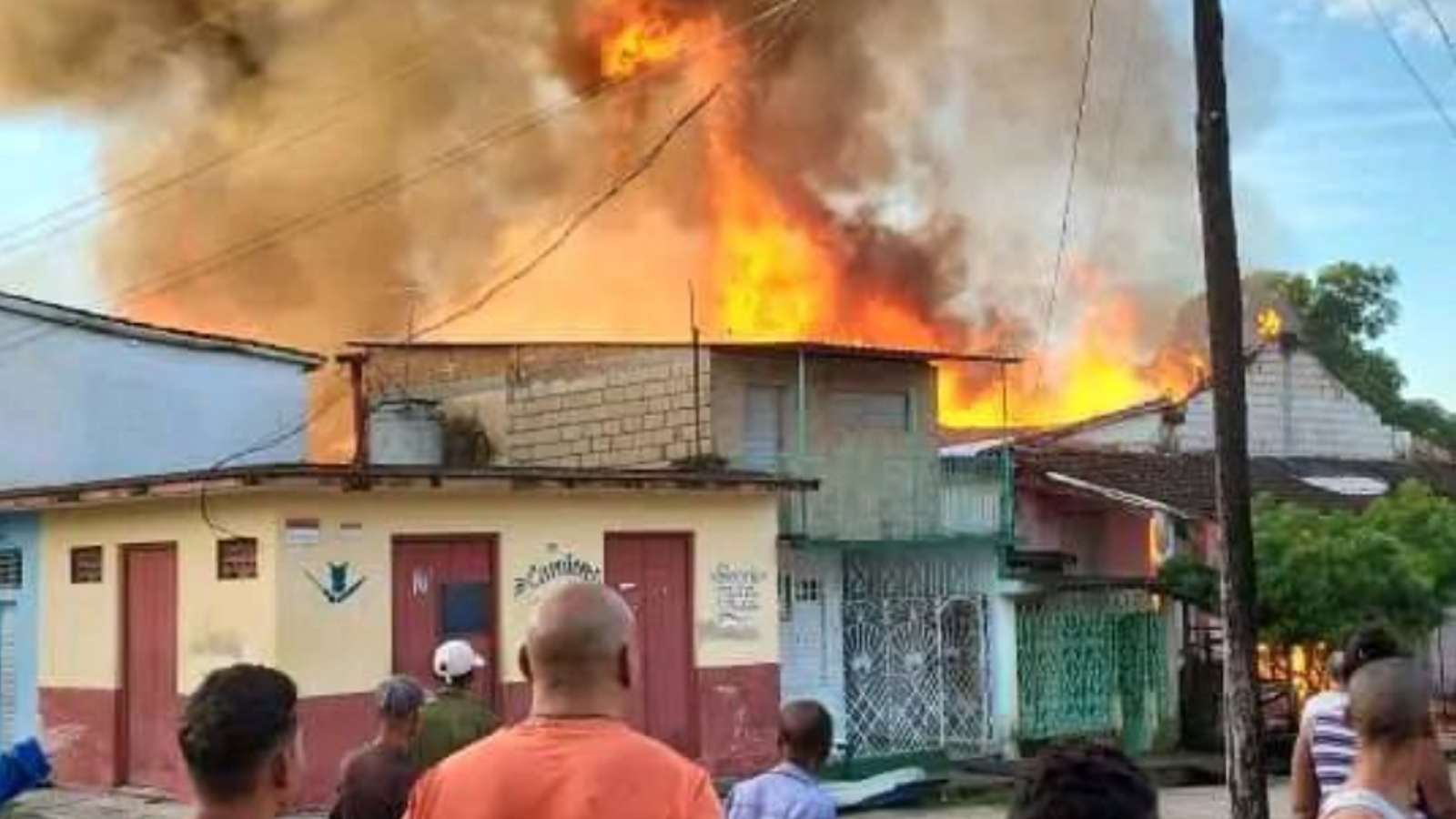 El incendio provocó una alta columna de humo.