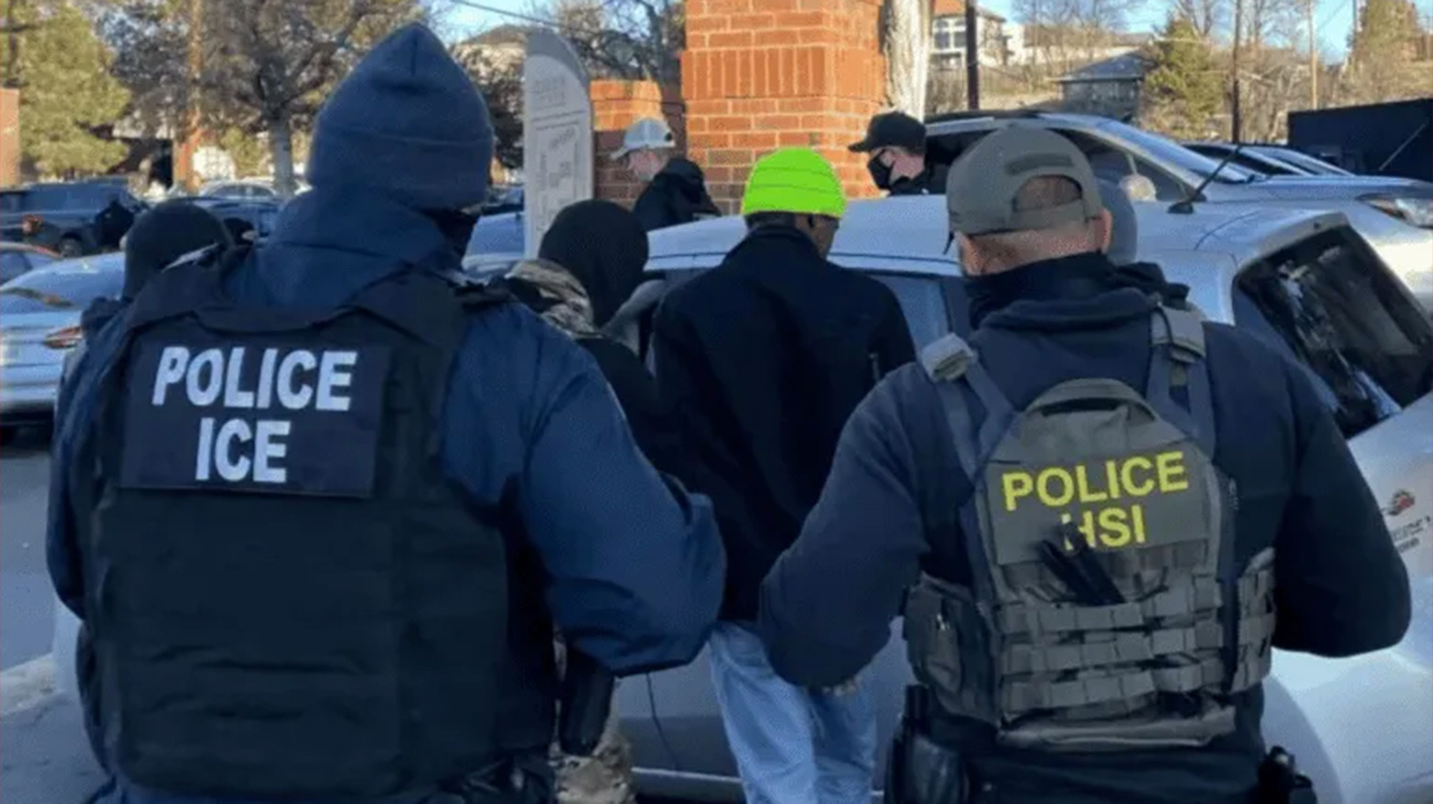 ICE instruye a sus agentes a no entrar en viviendas sin una orden judicial, según NBC
