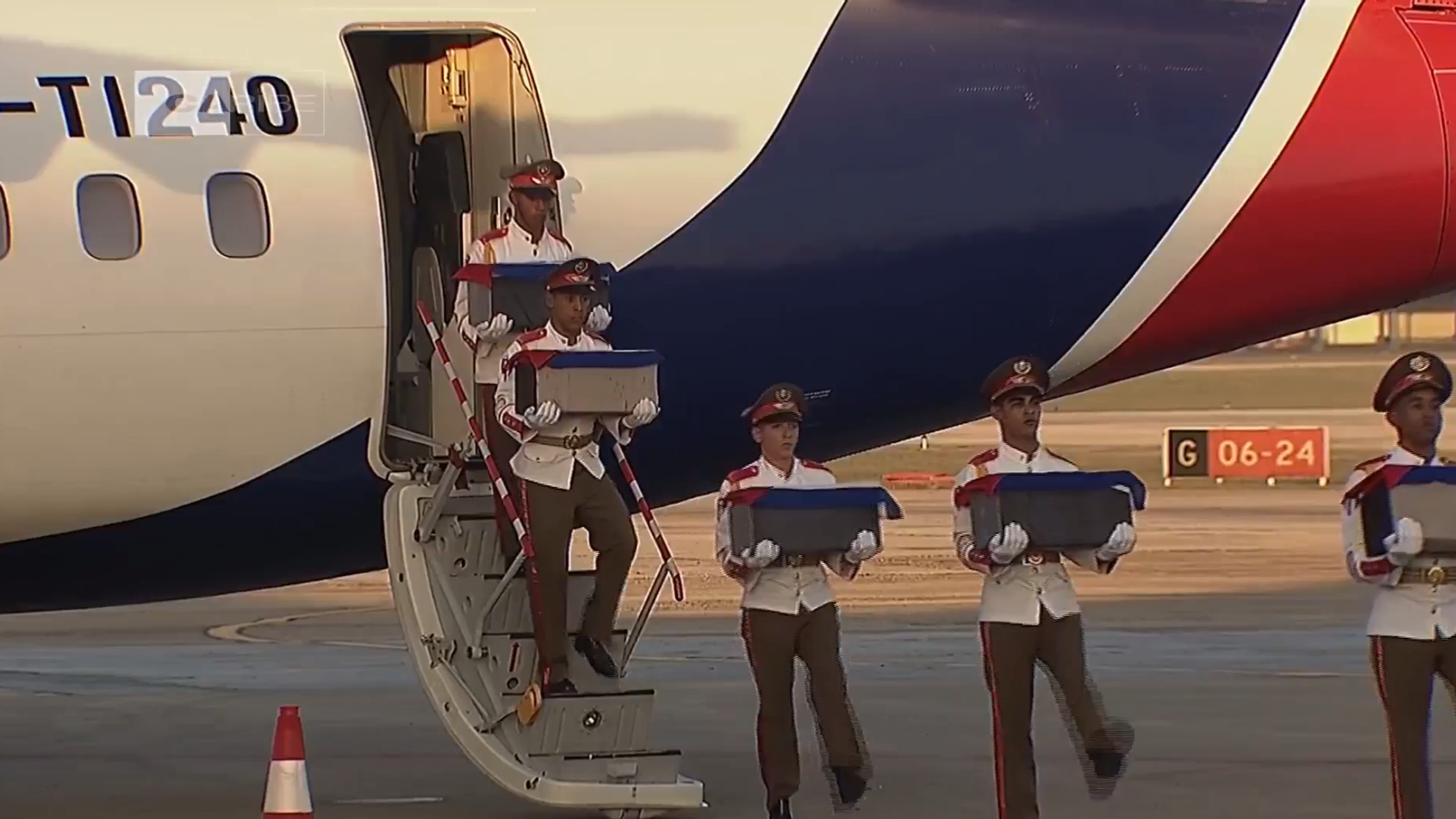 Descenso de los restos a su llegada al aeropuerto.