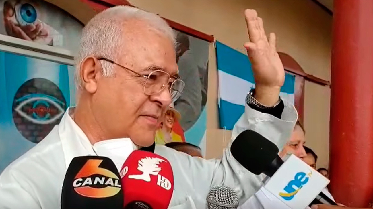 Honduras finaliza el acuerdo con los médicos cubanos y amenaza con investigarlos